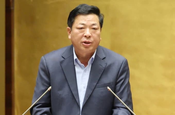 Bộ trưởng Xây dựng Trần Hồng Minh trình bày tờ trình dự Luật Xây dựng (sửa đổi), sáng 4/11. Ảnh: Media Quốc hội