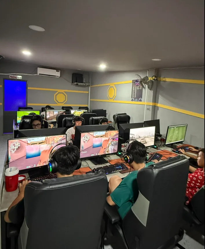 Phòng máy Light Gaming