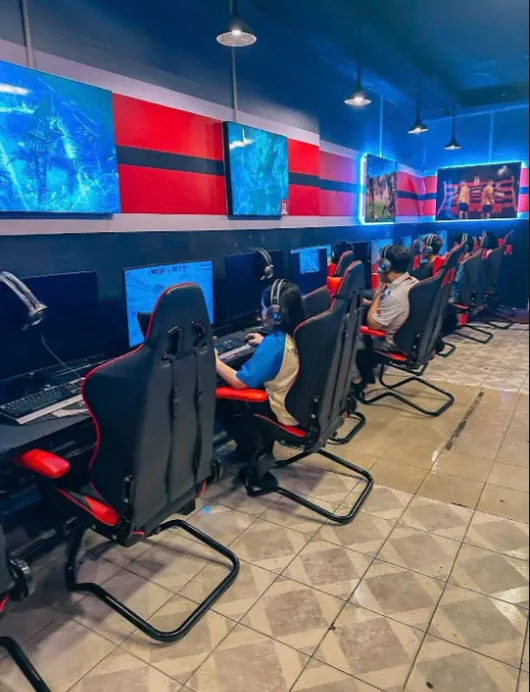 Phòng máy Cybercore Amber Gaming