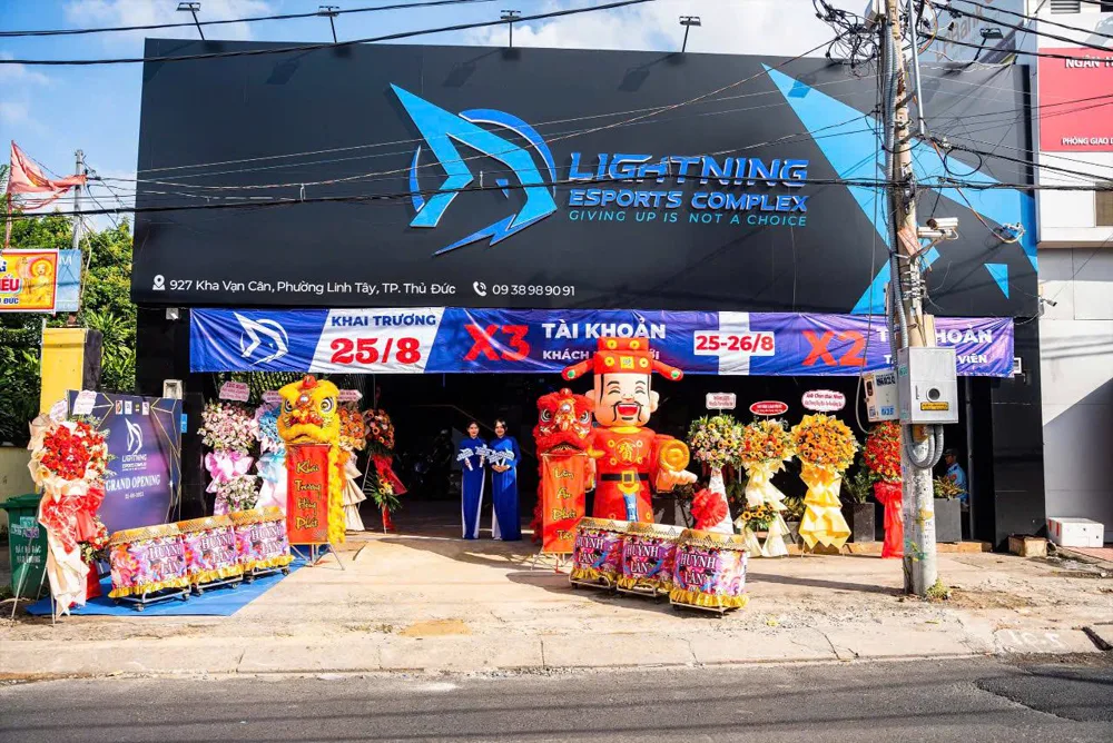 Phòng máy Lightning Esports Complex